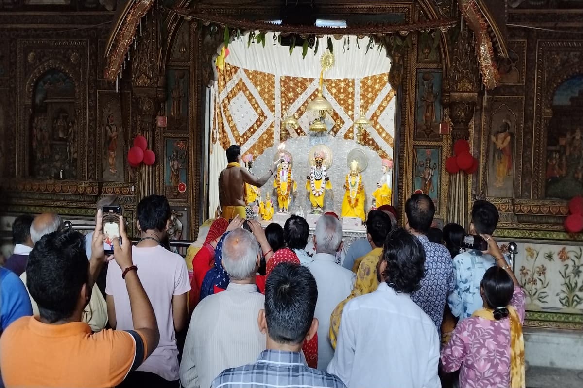 राजधानी जयपुर में मांगलिक और शुभ कार्यों के लिए स्वयं सिद्ध अबूझ मुहूर्त जानकी नवमी का पर्व आज विभिन्न योगों में मनाया जा रहा है। राजधानी जयपुर में चांदपोल स्थित रामचन्द्र मंदिर में सालभर में एक बार होने वाले सीताजी के चरणों के विशेष दर्शन का भक्तों को मौका मिलेगा। 