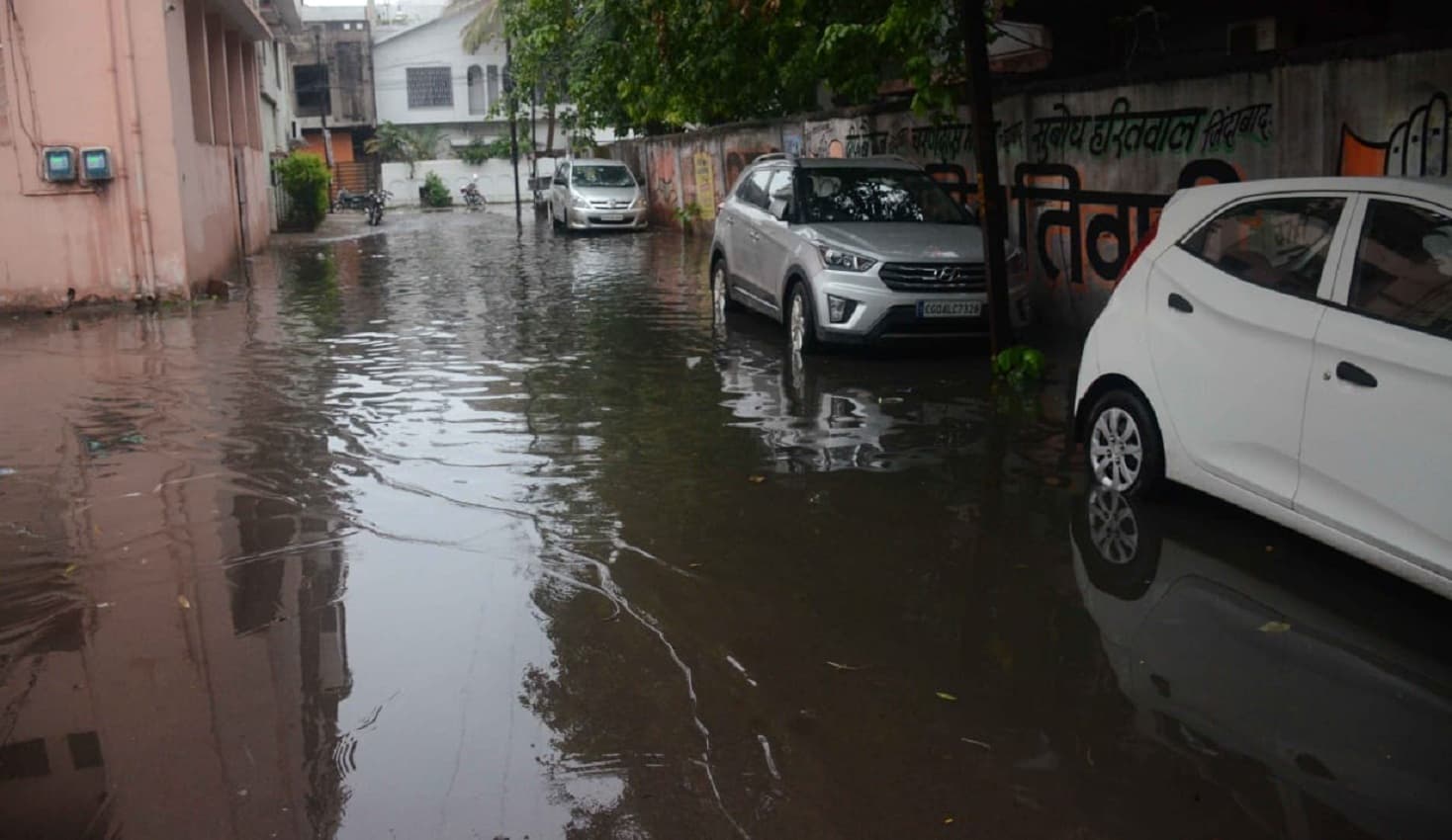 पहली प्री-मानसून झमाझम बारिश में सडक़ों पर पानी भर गया