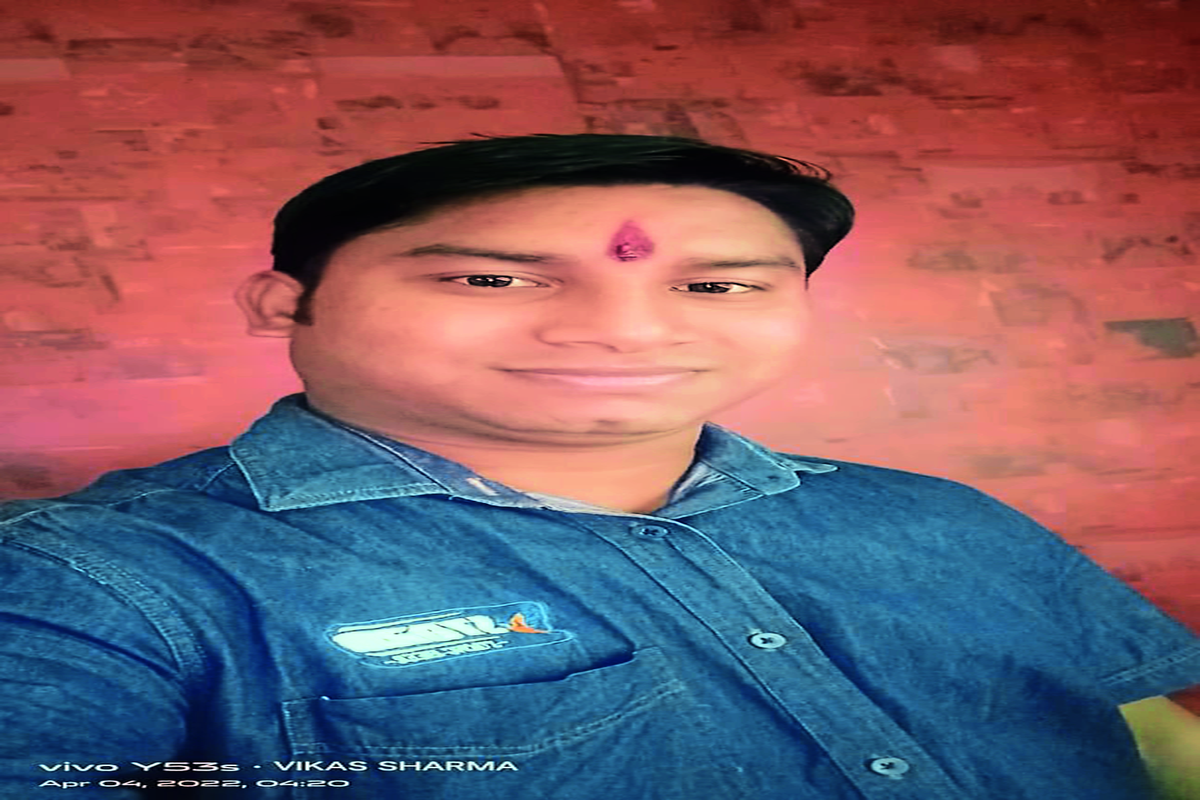 जिले के शाहजहांपुर हाईवे स्थित यूनाइटेड ब्रेवरी•ा कंपनी के एक श्रमिक की शुक्रवार देर रात सडक़ दुर्घटना में मौत हो गई। हादसे के बाद गुस्साए परिजनों व साथी श्रमिकों ने मृतक का शव कंपनी के गेट के सामने रखकर प्रदर्शन किया और मुआवजे की मांग की। 
प्रदर्शन की सूचना पाकर शाहजहांपुर पुलिस मौके पर पहुंची और हालात को नियंत्रित कर शव को मोर्चरी में रखवा दिया। शनिवार सुबह भी श्रमिक कंपनी में कार्य बहिष्कार कर मांग पर अड़े रहे। शाहजहांपुर थानाधिकारी मनोहरलाल मीना ने श्रमिकों से समझाइश कर कम्पनी प्रबन्धन व श्रमिकों के बीच वार्ता कराई। इस पर कम्पनी यूनियन अध्यक्ष योगेश शर्मा की मध्यस्थता में प्रबन्धन  ने मृतक के परिजनों को कम्पनी की ओर से निर्धारित सभी सुविधाओं से मिलने वाली राशि सहित 17.23 लाख रुपए देने की बात कही। साथ ही कम्पनी बेश पर मृतक के वेतनमान पर ही पत्नी हेमा को नौकरी देने की सहमति बनी। पुलिस ने बताया कि  श्रमिक कौशल कुमार पुत्र अजय कुमार, निवासी भरपुरा, जिला मिर्जापुर हाल निवासी शाहजहांपुर जो कम्पनी में ऑपरेटर पद पर कार्यरत था। जो कम्पनी से काम कर घर लौट रहा था। रास्ते में हाईवे पर अज्ञात वाहन ने उसकी बाइक को टक्कर मार दी। हादसे में श्रमिक की मौत हो गई।  शनिवार सुबह मृतक का पोस्टमार्टम करा शव परिजनों को सौंप दिया। 
इधर प्रदर्शन के दौरान मृतक के पिता अजय कुमार, माता राधा, पत्नी हेमा, यूनियन अध्यक्ष योगेश शर्मा, महेंद्र यादव महामंत्री, प्रमोद उपाध्यक्ष,  हनुमान, संजय, भगवान सहाय ,कैलाश सहित कंपनी के अन्य श्रमिक मौजूद रहे। 