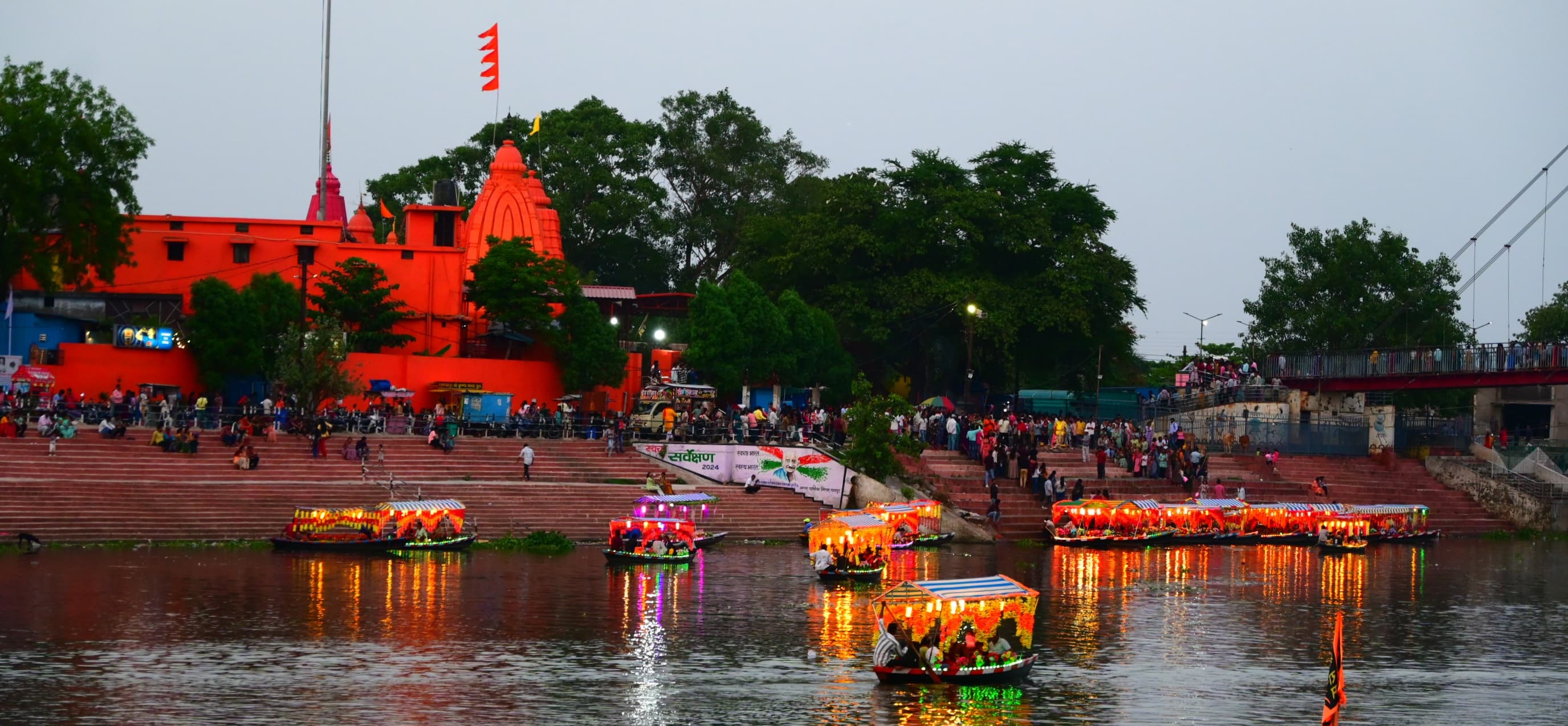 Raipur News: महादेव घाट में टिमटिमाती रौशनी के बीच नौका विहार, पर्यटकों की संख्या बढ़ रही,  देखें तस्वीरें 
