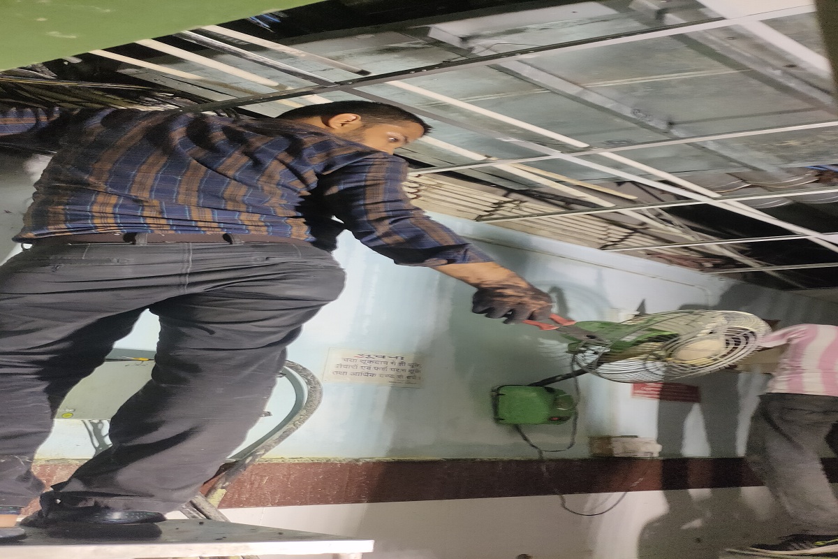 चिकित्सा शिक्षा सचिव अंबरीश कुमार एसएमएस अस्पताल के औचक निरीक्षण पर थे। जैसे ही उन्हें आग की सूचना मिली, उन्होंने तत्काल घटनास्थल पर पहुंचकर स्थिति का जायजा लिया। उन्होंने अस्पताल की ओपीडी और वार्ड्स का भी निरीक्षण किया।