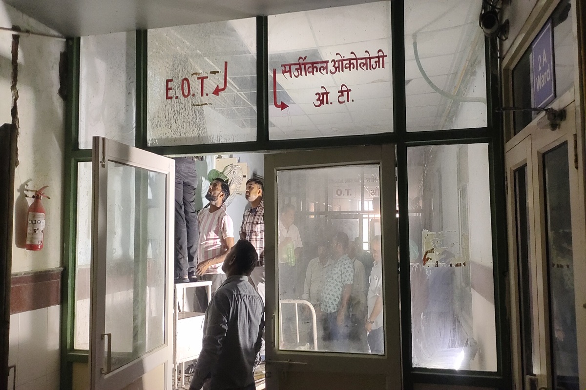  आग लगते ही ओटी में चल रहे सभी ऑपरेशन तुरंत रोक दिए गए। हालांकि अस्पताल स्टाफ की तत्परता और फायर फाइटिंग सिस्टम की सक्रियता से कुछ ही मिनटों में आग पर काबू पा लिया गया, जिससे एक बड़ा हादसा टल गया। गनीमत रही कि किसी तरह की जनहानि नहीं हुई।