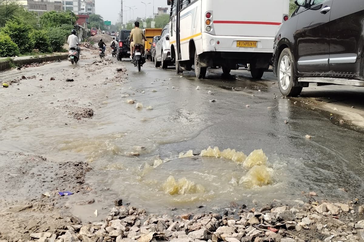बारिश के मौसम में सड़कों पर बने गहरे गड्ढे जानलेवा साबित हो रहे हैं। शहर का चाहे वह व्यस्त रोड या गली-मोहल्लों के सड़कें सभी जगह ऐसी ही स्थिति बनी हुई है।