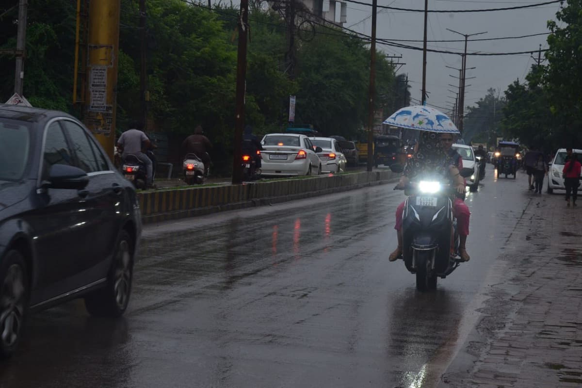 CG Weather Alert: छत्तीसगढ़ में भारी बारिश और बाढ़ का अलर्ट! इन जिलों में जमकर बरसेंगे बादल, देखें
