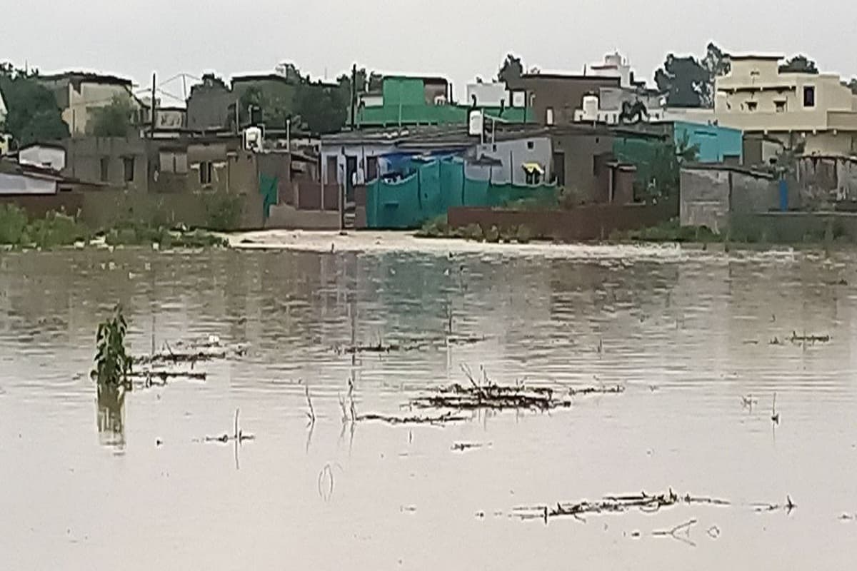 CG Weather Alert: छत्तीसगढ़ में भारी बारिश और बाढ़ का अलर्ट! इन जिलों में जमकर बरसेंगे बादल, देखें
