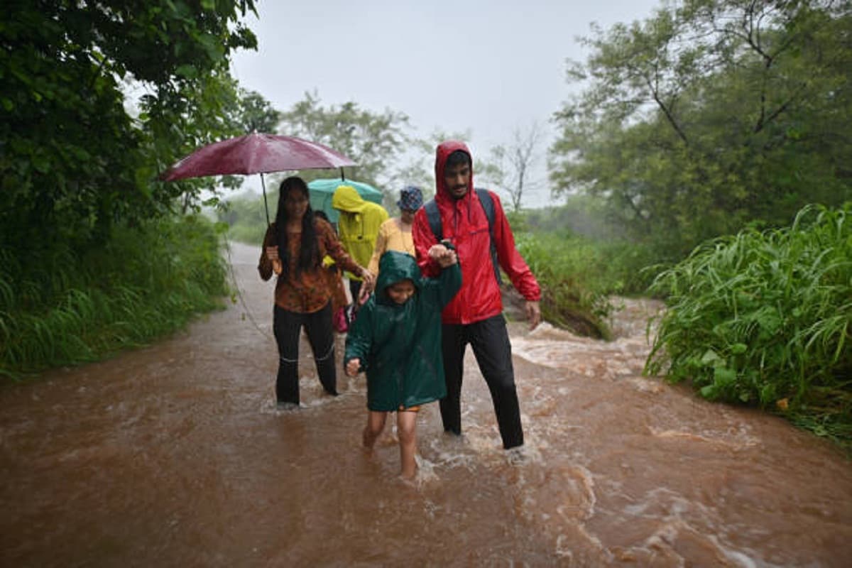 Weather Update: भारी बारिश का अलर्ट! जगदलपुर जिले के सभी स्कूलों में छुट्टी, जानें अगले 5 दिन कैसा रहेगा मौसम

