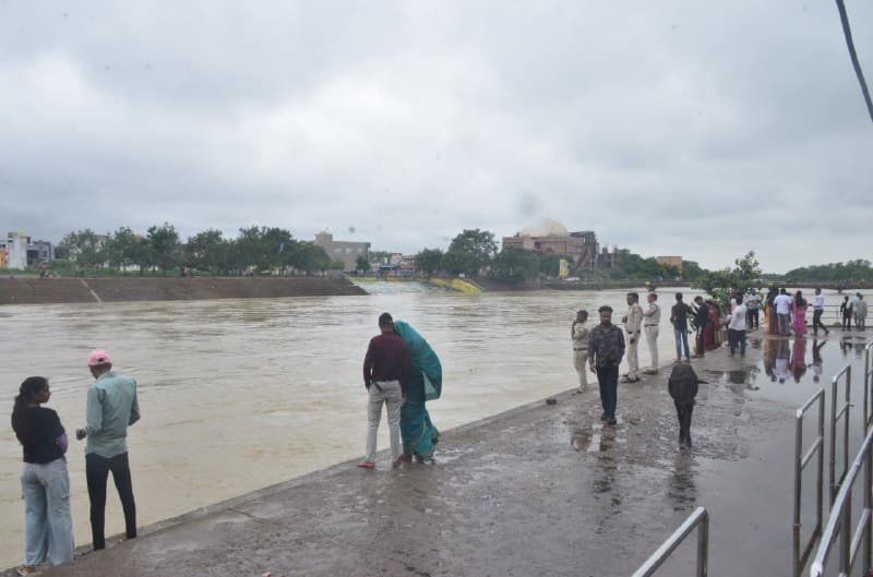 रायपुर में लगातार बारिश से खारून नदी लबालब, महादेव घाट पर बढ़ा जलस्तर... Photo