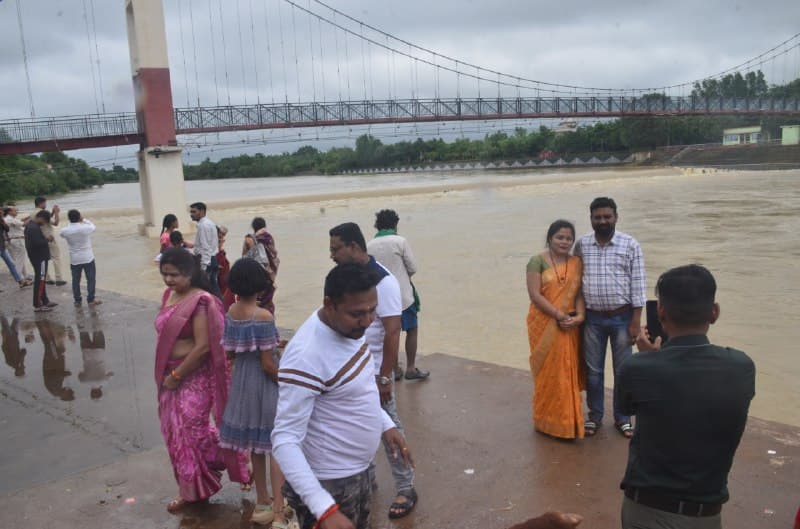 रायपुर में लगातार बारिश से खारून नदी लबालब, महादेव घाट पर बढ़ा जलस्तर... Photo