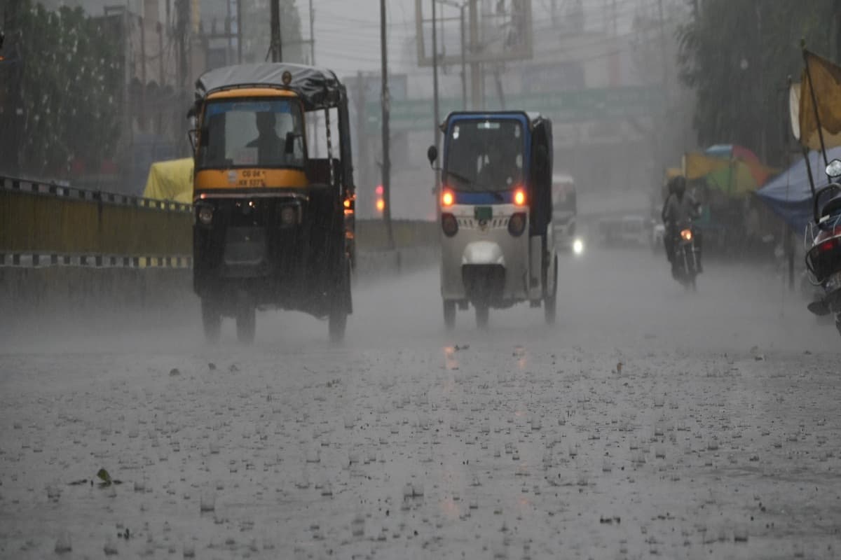 CG Weather Alert: छत्तीसगढ़ में भारी बारिश और बाढ़ का अलर्ट! इन जिलों में जमकर बरसेंगे बादल, देखें
