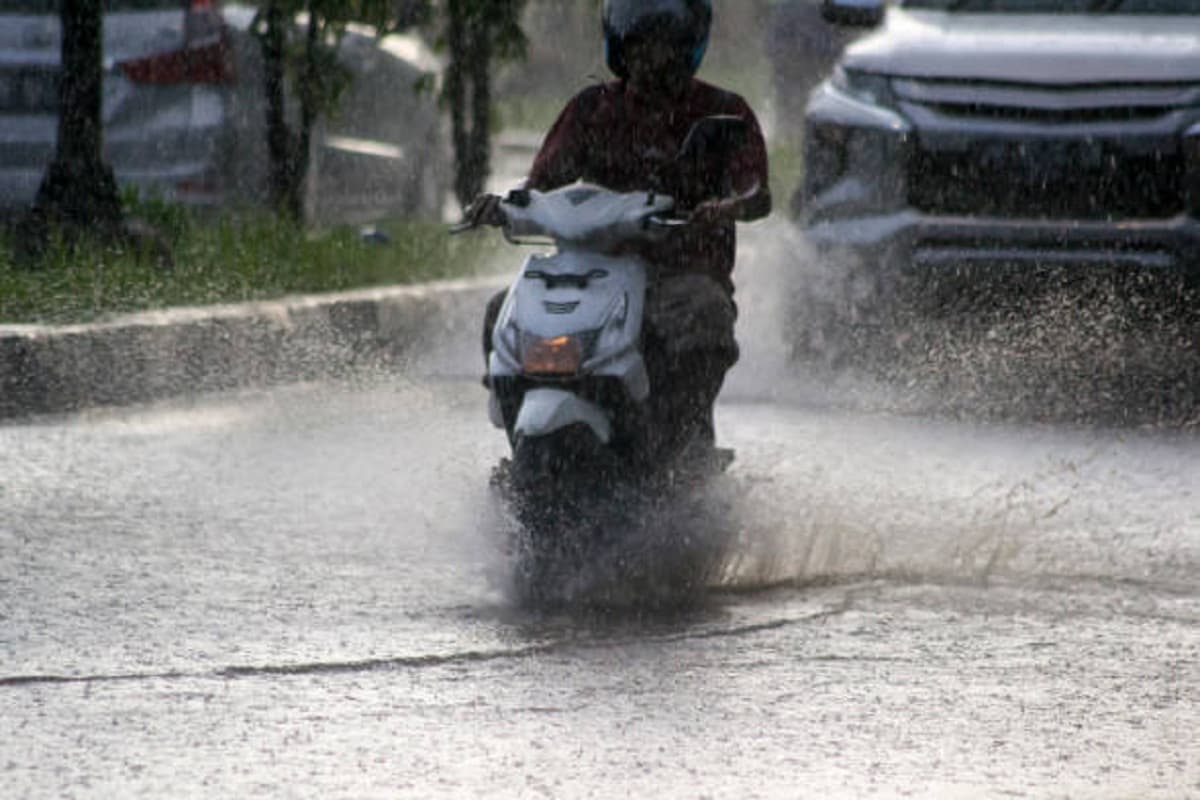 Weather Update: भारी बारिश का अलर्ट! जगदलपुर जिले के सभी स्कूलों में छुट्टी, जानें अगले 5 दिन कैसा रहेगा मौसम
