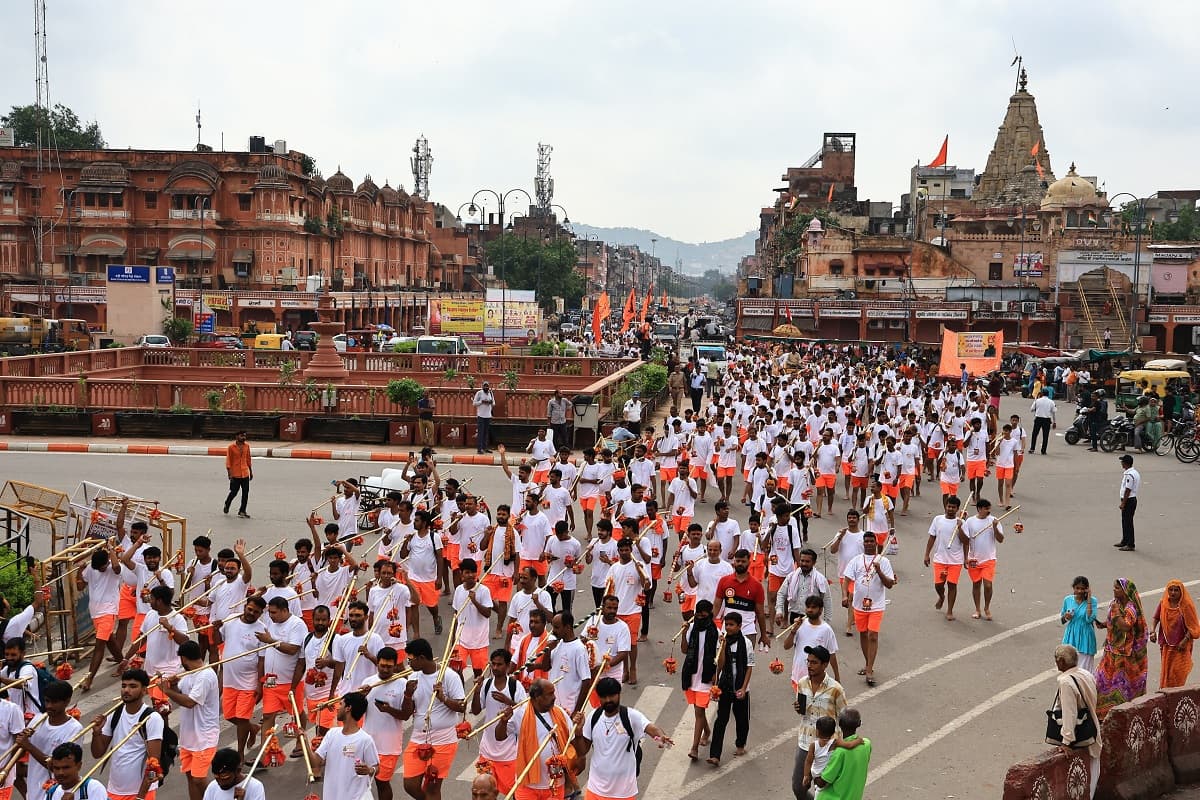  सावन का महीना शुरू होते ही राजधानी जयपुर में कांवड़ यात्राओं की धूम मची है। सावन के महीने में जयपुर के गलता तीर्थ से शहर के विभिन्न मंदिरों के लिए सैकड़ों कांवड़ यात्राएं निकाली जा रही हैं। 