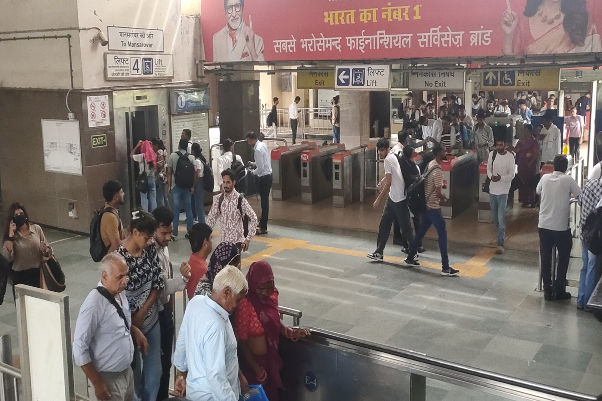 
राजधानी जयपुर में आज सुबह मेट्रो सेवा उस समय बाधित हो गई, जब सॉफ्टवेयर प्रणाली में अचानक तकनीकी खराबी आ गई।