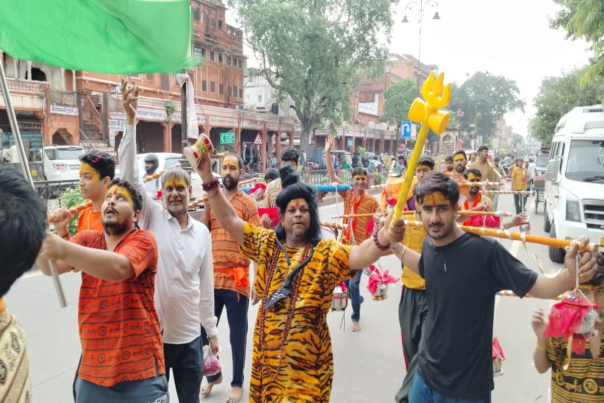 सावन में गलताजी के जल भरकर कांवड़िए गाजे-बाजे के साथ भोले बाबा के जयकारे लगाते आगे बढ़ रहे हैं। कांवड़ यात्री भगवान शिव के चरणों में जल चढ़ाएंगे।