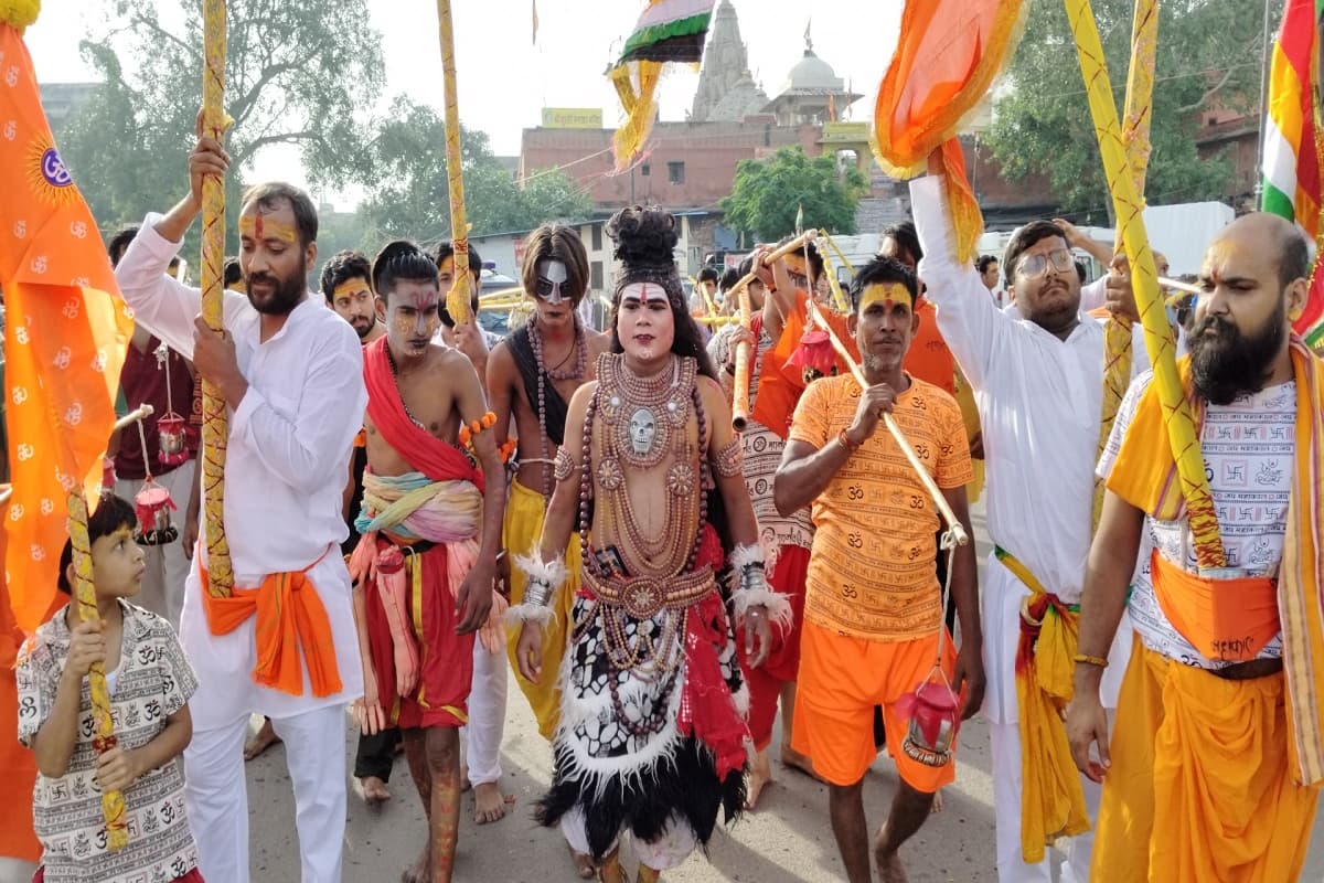 छोटी काशी में कांवड़ यात्री भोलेनाथ के रंग में रंगे नजर आ रहे हैं। यात्रा के दौरान कांवड़िए भोलेनाथ का वेश धारण कर शामिल हो रहे हैं।