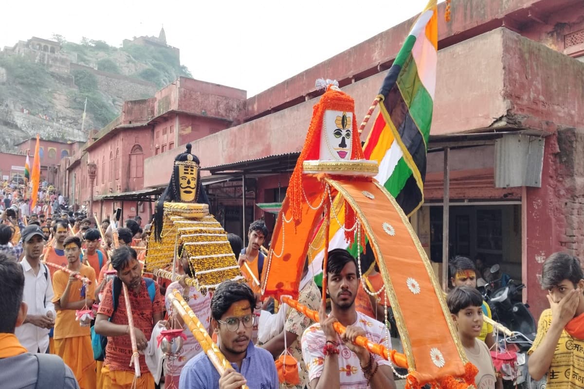 जयपुर का गलताजी भगवान शिव की भक्ति में डूबा हुआ है। यहां निकल रही कावड़ यात्रा में शिवभक्त 'बम बम भोले' के जयकारों के साथ गलताजी के पवित्र जल को लेकर शिव मंदिरों की ओर बढ़ रहे हैं।