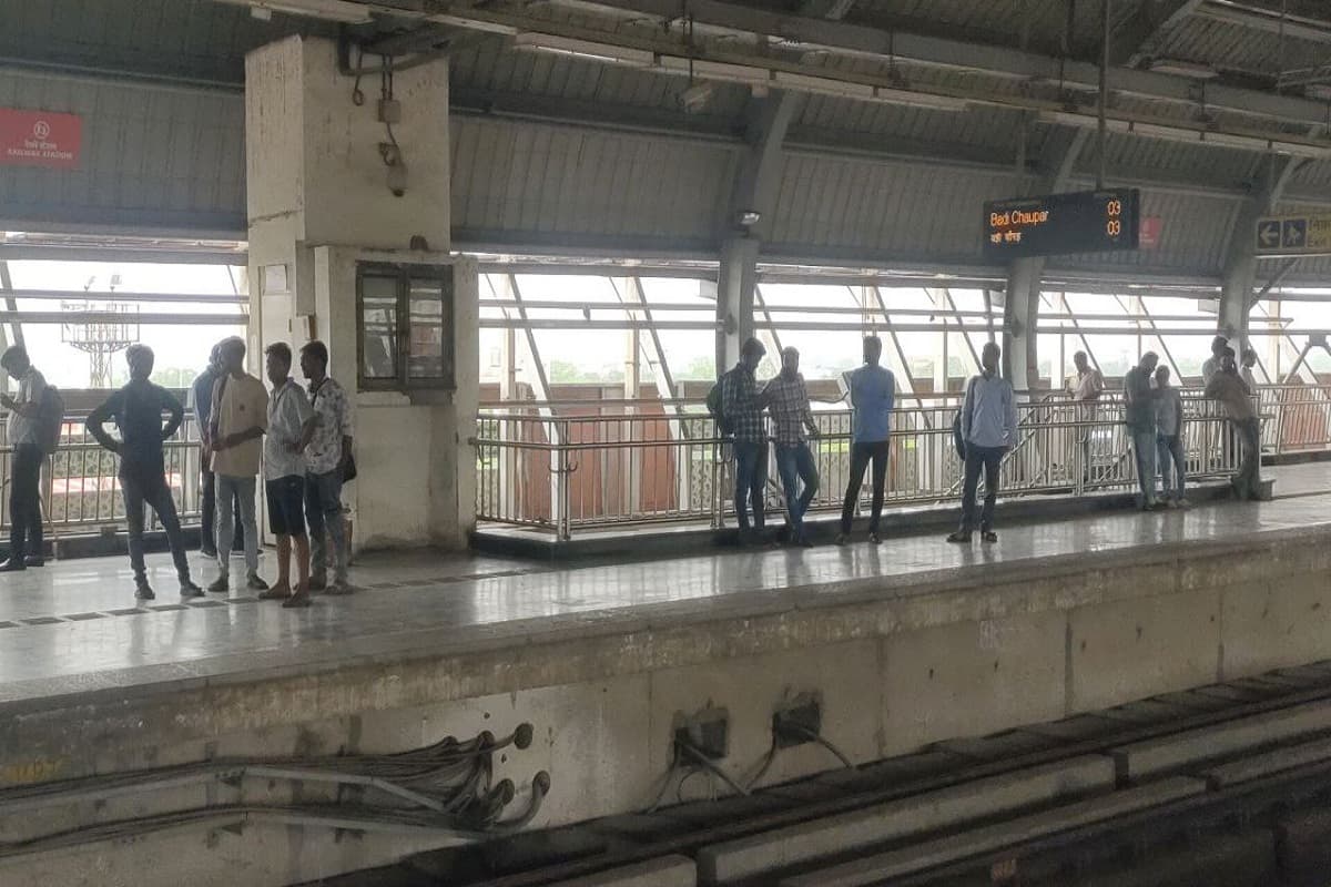 चांदपोल, सिविल लाइंस, रेलवे स्टेशन और बड़ी चौपड़ जैसे प्रमुख स्टेशनों पर यात्रियों की भारी भीड़ उमड़ पड़ी। कई लोग काम पर जाने के लिए निकले थे, वहीं छात्र और महिला यात्री भी परेशानी में रहे।
