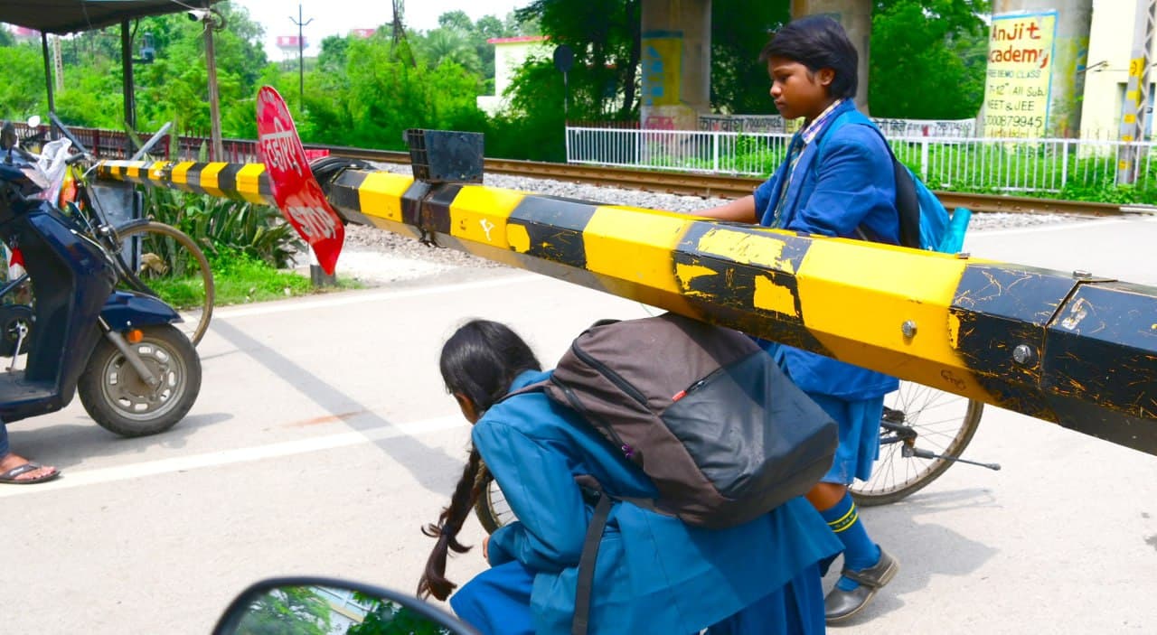 रेलवे फाटक पर खतरे का खेल, ट्रेन आने की चेतावनी को अनदेखा कर रहे लोग, देखें तस्वीरें 
