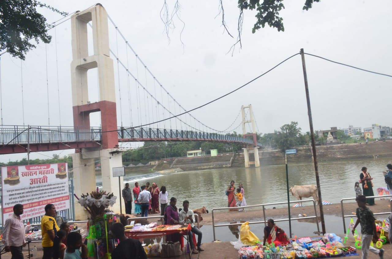 Mahadev Ghat: महादेव घाट का लक्ष्मण झूला बंद,  निराश होकर लौट रहे लोग, देखें तस्वीरें  